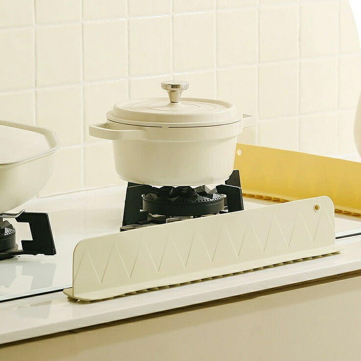 Two colour examples of the silicone sink splash guard